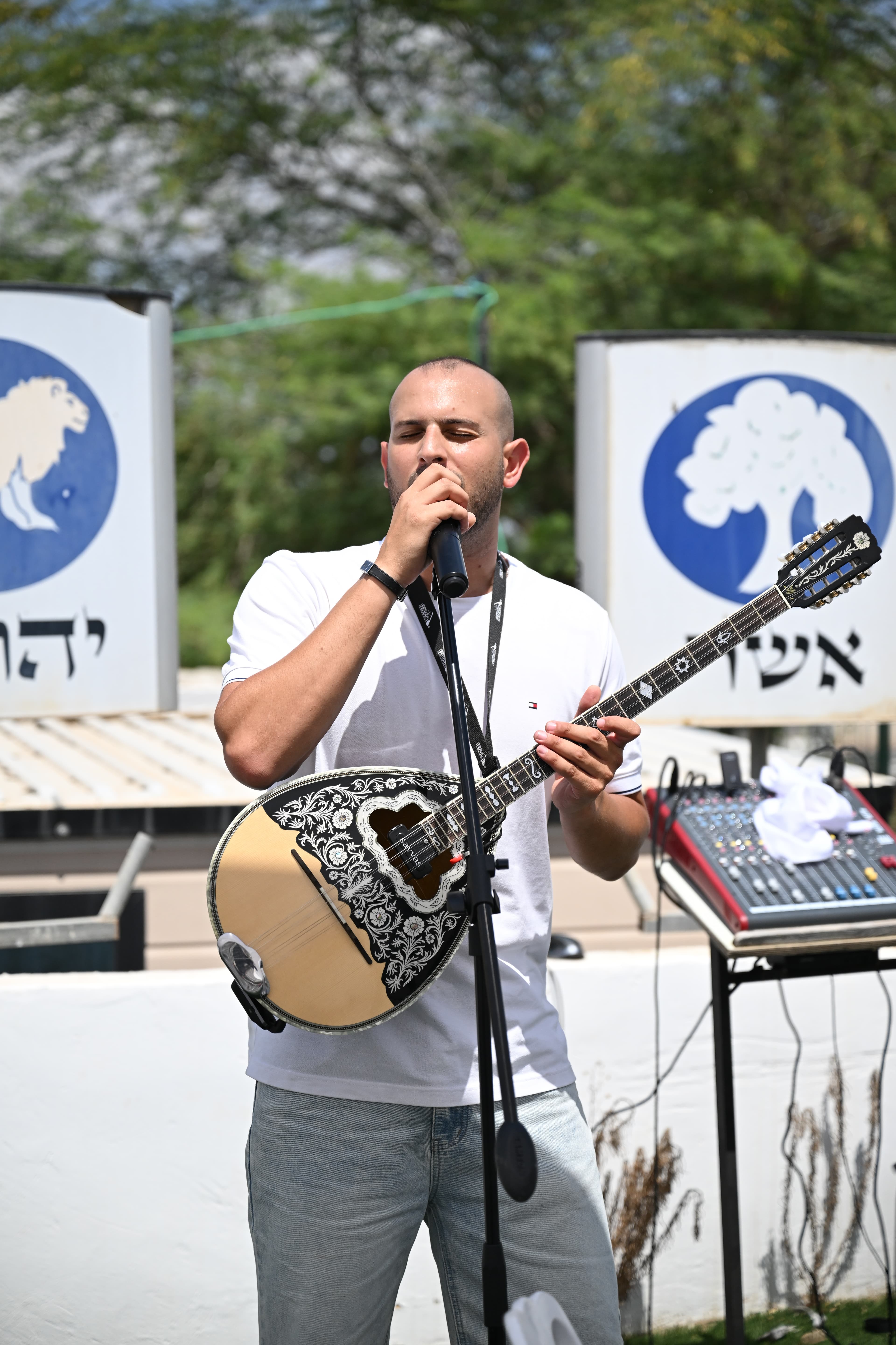 נגן מבצע בהופעה חיה באירוע